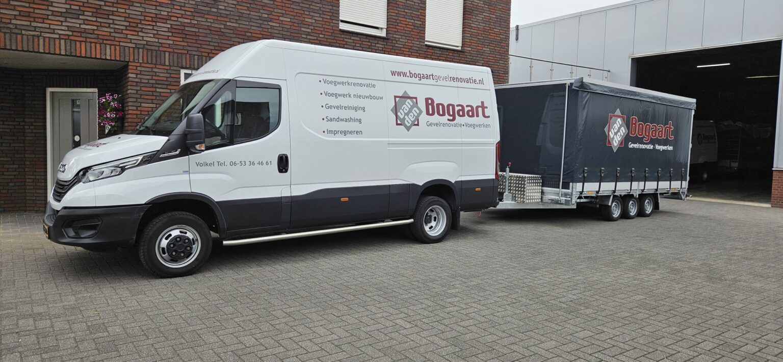 Bedrijfswagen met aanhanger van Van den Bogaart bij de vestiging in Volkel