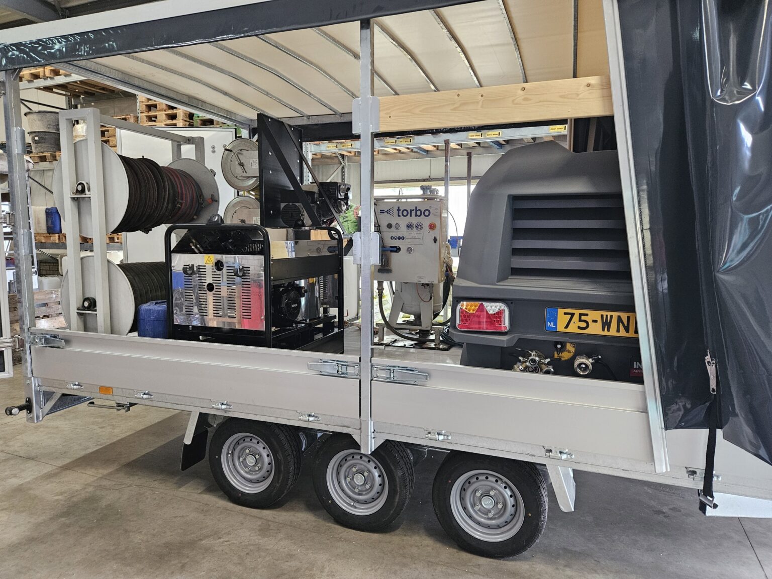 Reinigings- en straalmaterieel van Van den Bogaart in de aanhanger