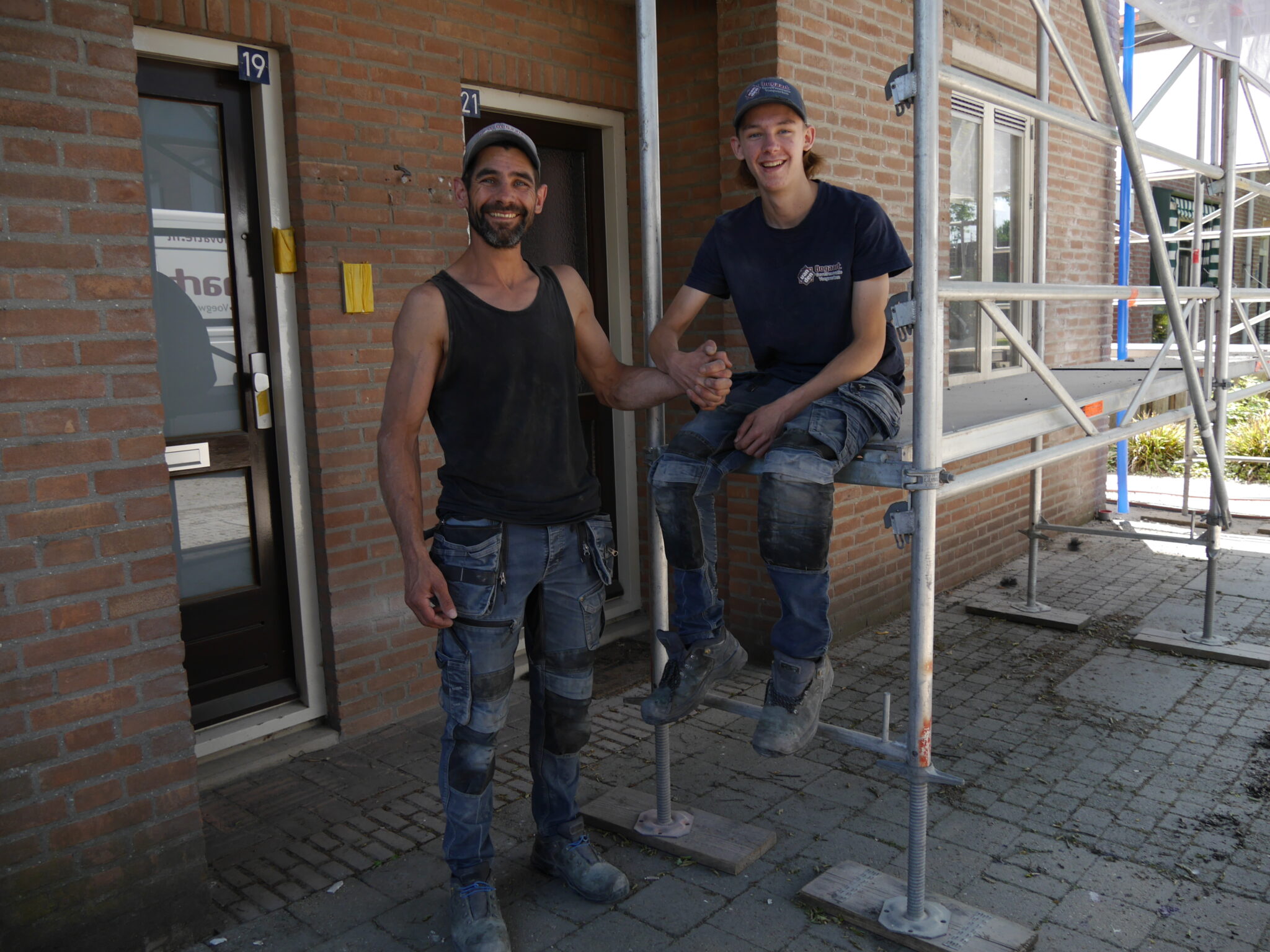 Twee vakmensen van Van den Bogaart op een gevelrenovatieproject