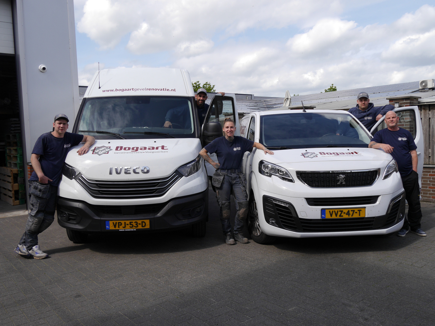 Het team en de bedrijfswagens van Van den Bogaart Gevelrenovatie