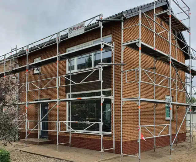 Gerenoveerde woninggevel als lokaal previewbeeld bij de video van Bas