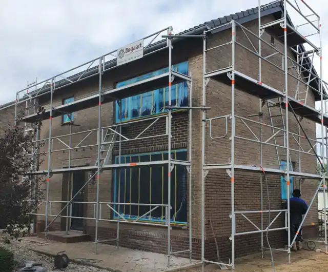 Gevel tijdens renovatiewerk als lokaal previewbeeld bij de video over knipvoegen