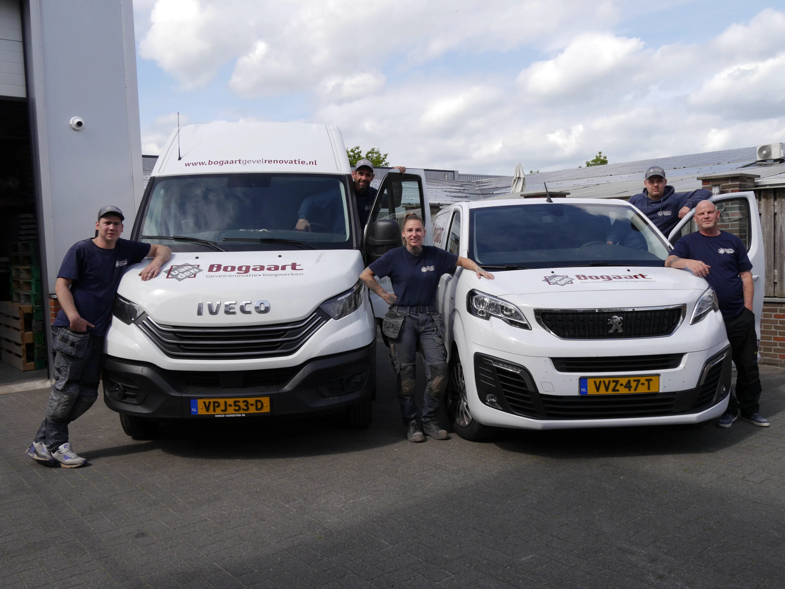 Het team van Van den Bogaart Gevelrenovatie bij de bedrijfswagens