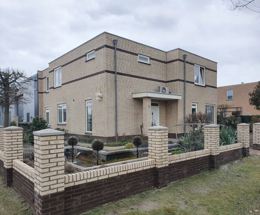 Vergipsing verwijderd van woninggevel na de werkzaamheden