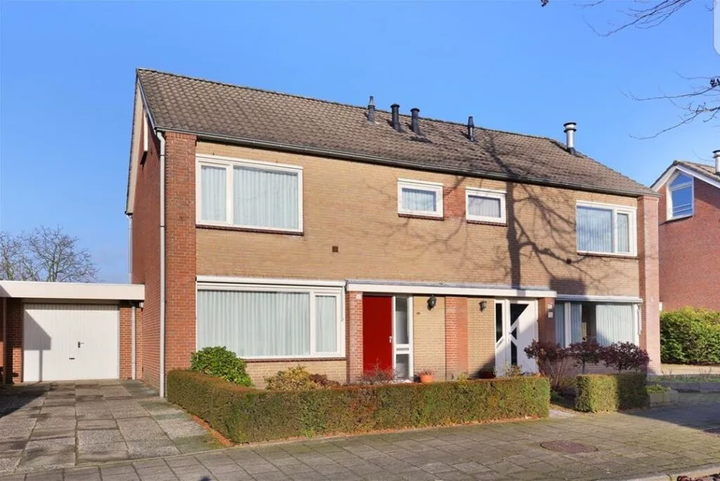 Sandwashing en nieuw voegwerk bij woning vóór de werkzaamheden